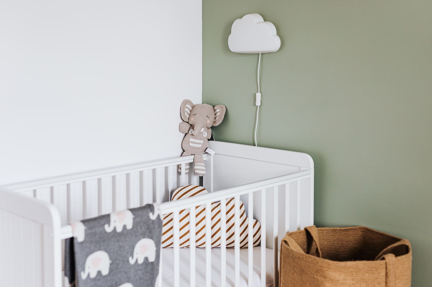 Tom, sval och tråkig — den perfekta babysängen är minimalistisk.